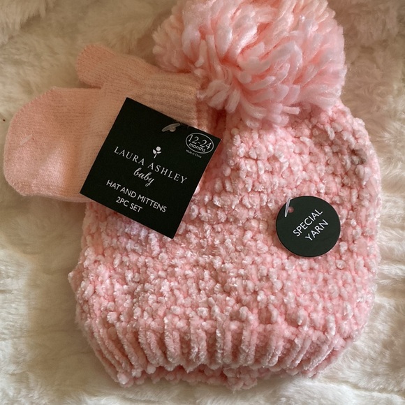 Hat and mittens - Picture 2 of 2